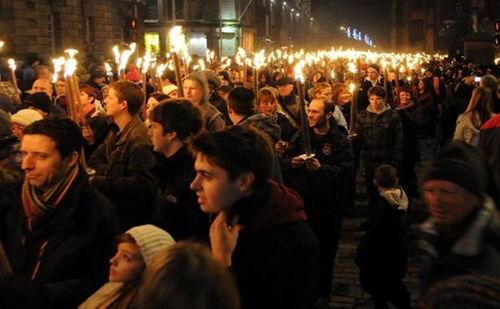 英国媒体吃瓜观众,吃瓜观众背后的狂欢世界